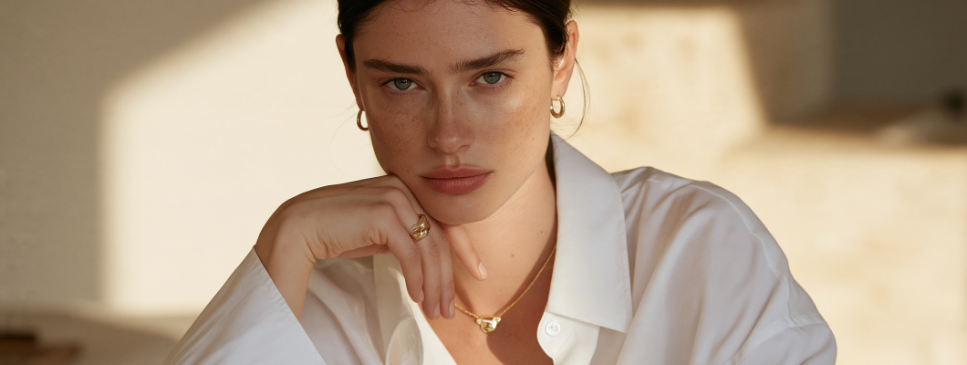 What Is the Clean Girl Aesthetic? How to Choose Jewelry for the Clean Girl Style