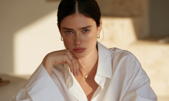 What Is the Clean Girl Aesthetic? How to Choose Jewelry for the Clean Girl Style