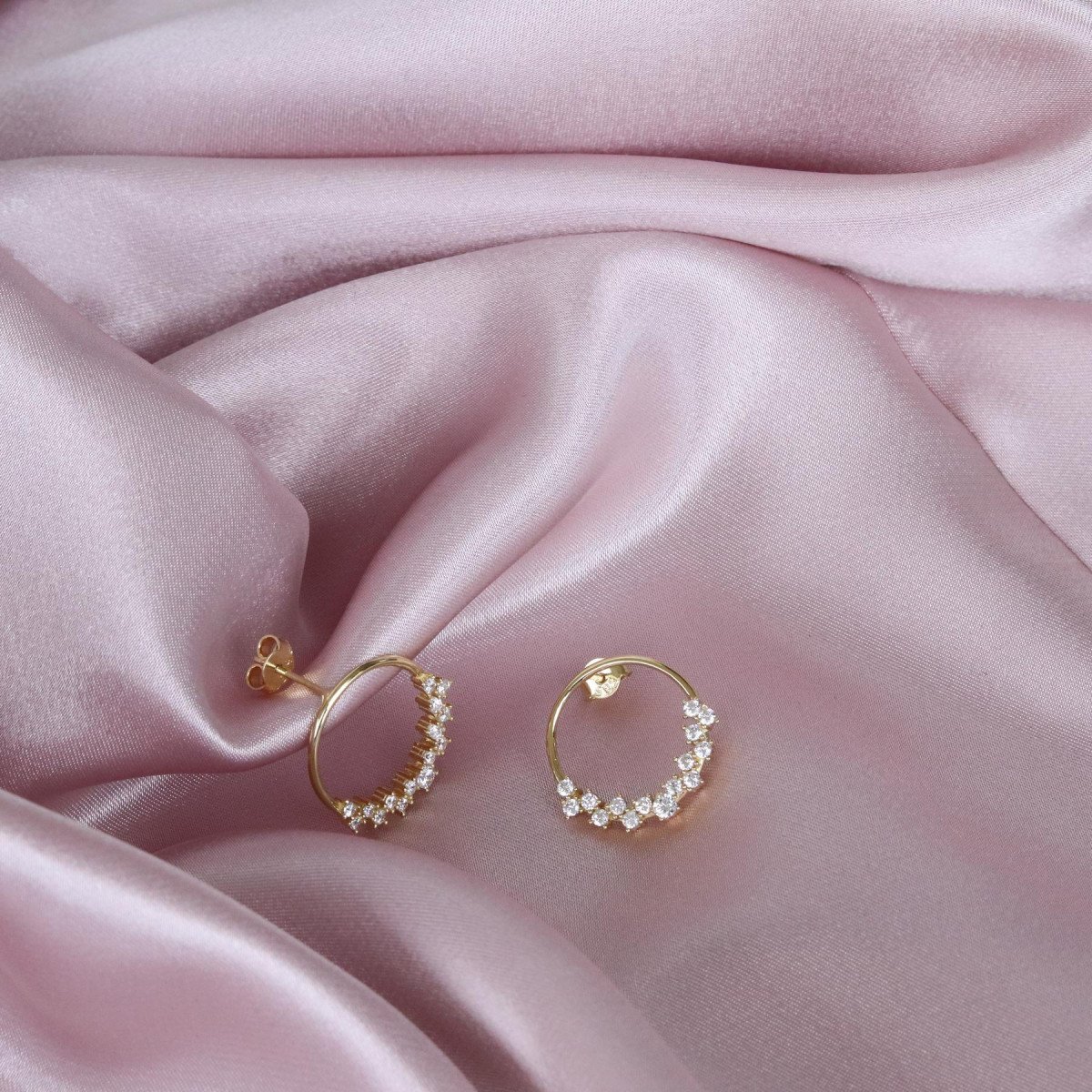 Sıra Taşlı Halka Küpe