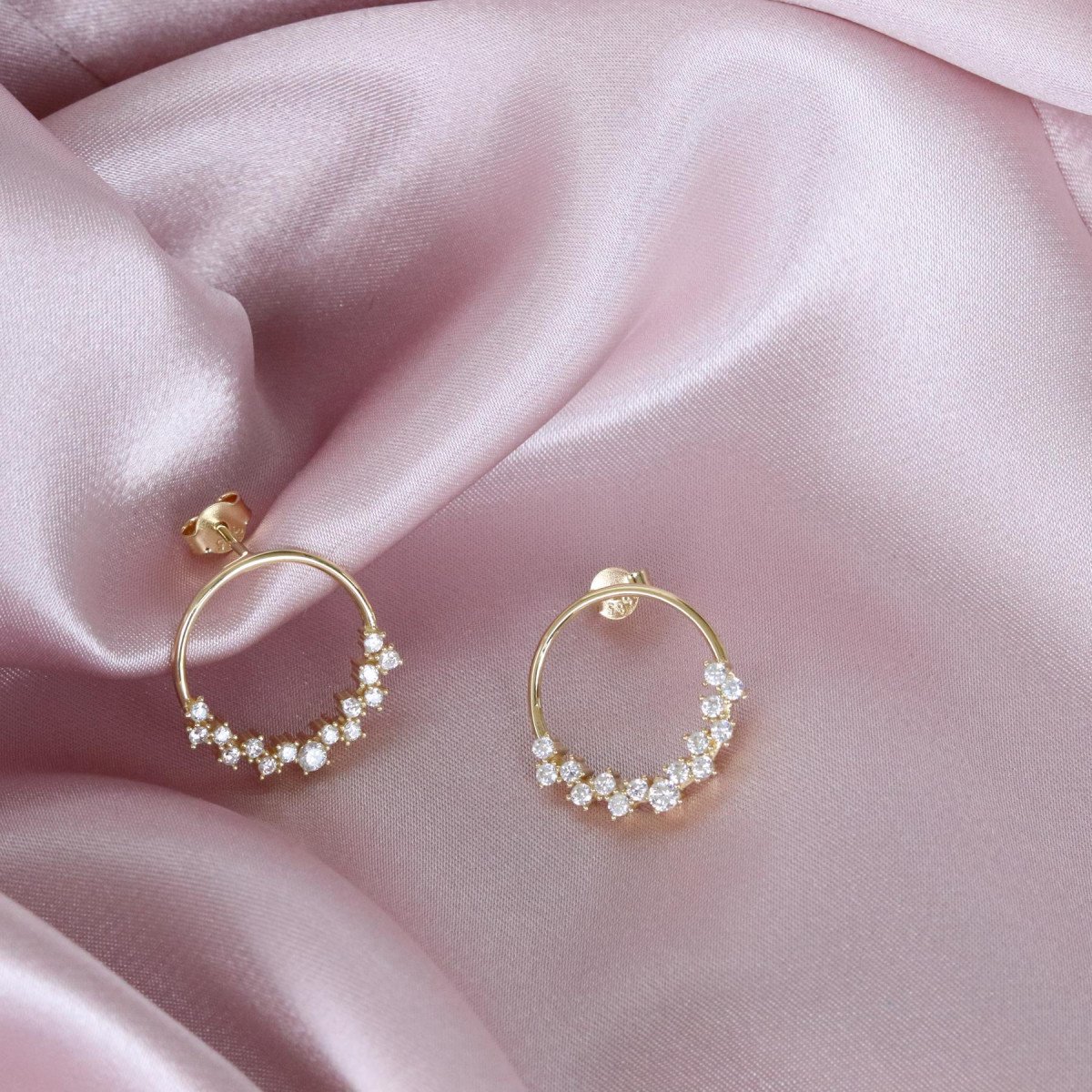 Sıra Taşlı Halka Küpe