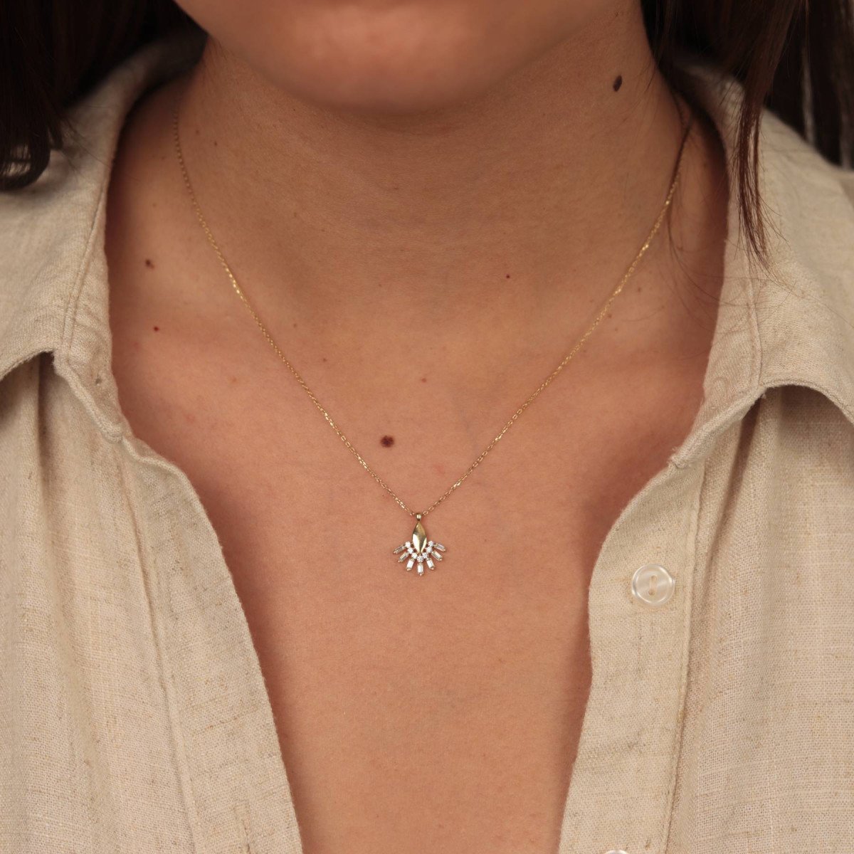 Taşlı Yelpaze Kolye