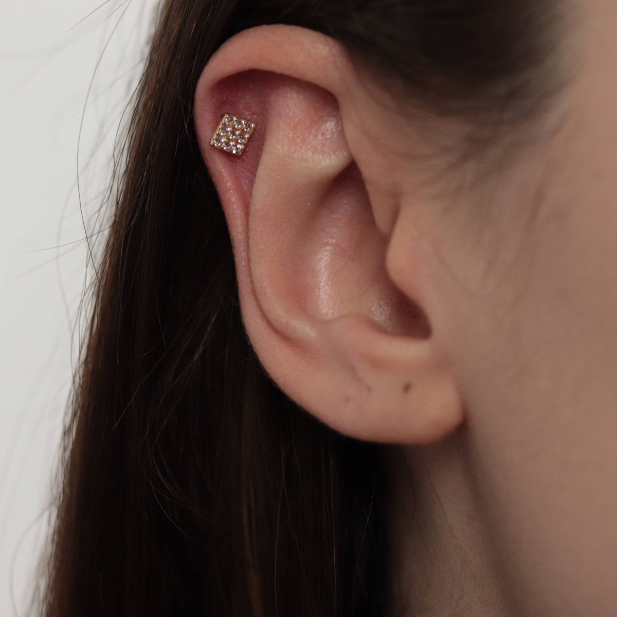 Kare Taşlı Piercing