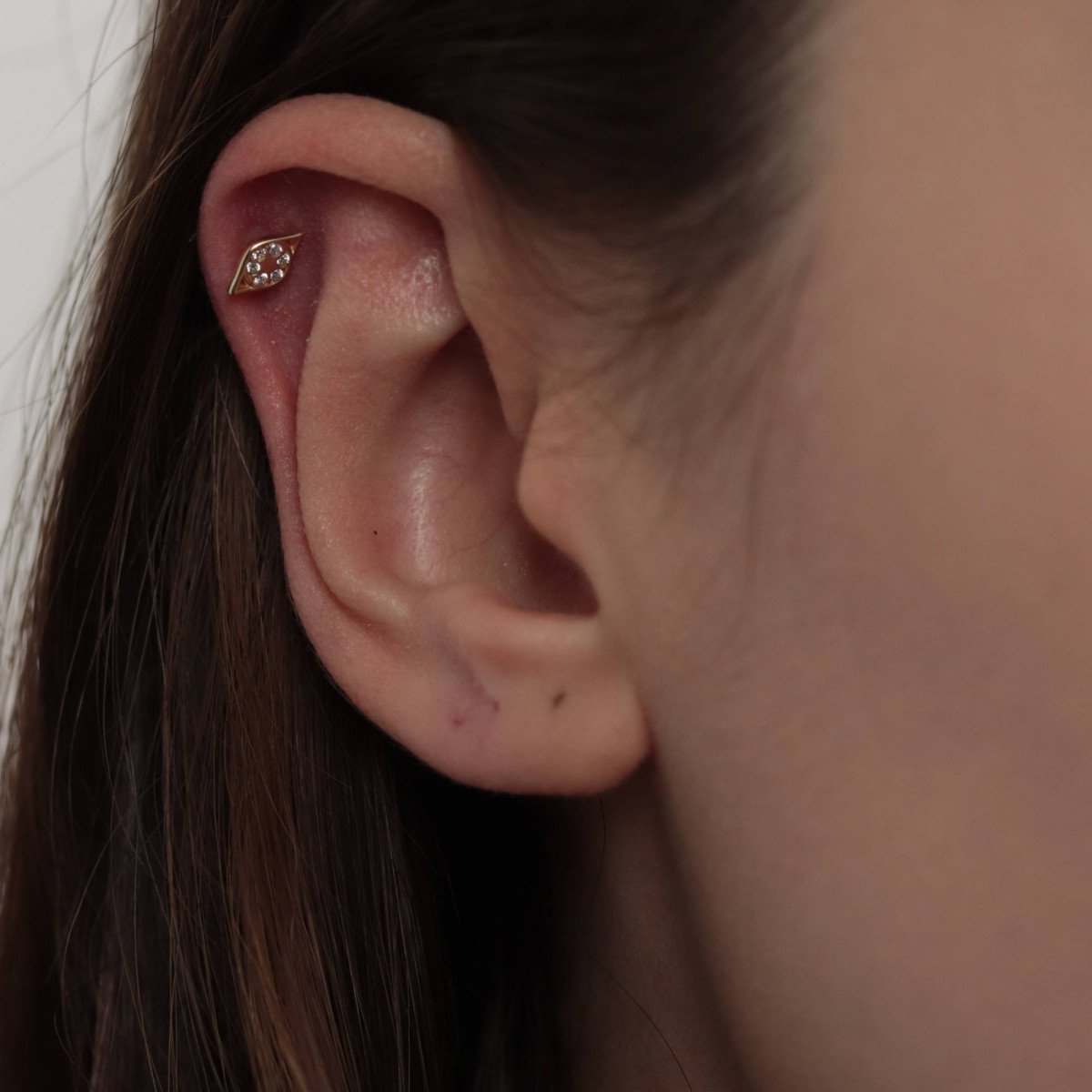 Taşlı Göz Piercing