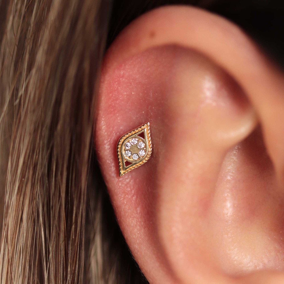 Taşlı Göz Piercing