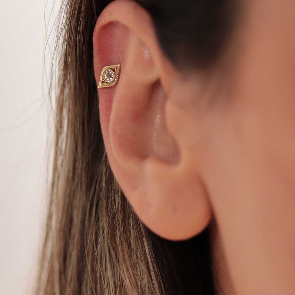 Taşlı Göz Piercing