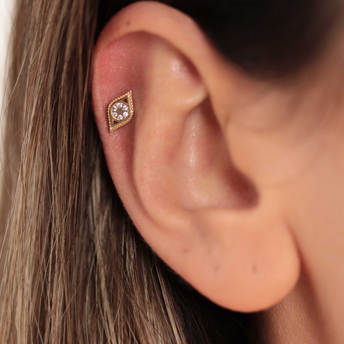 Taşlı Göz Piercing