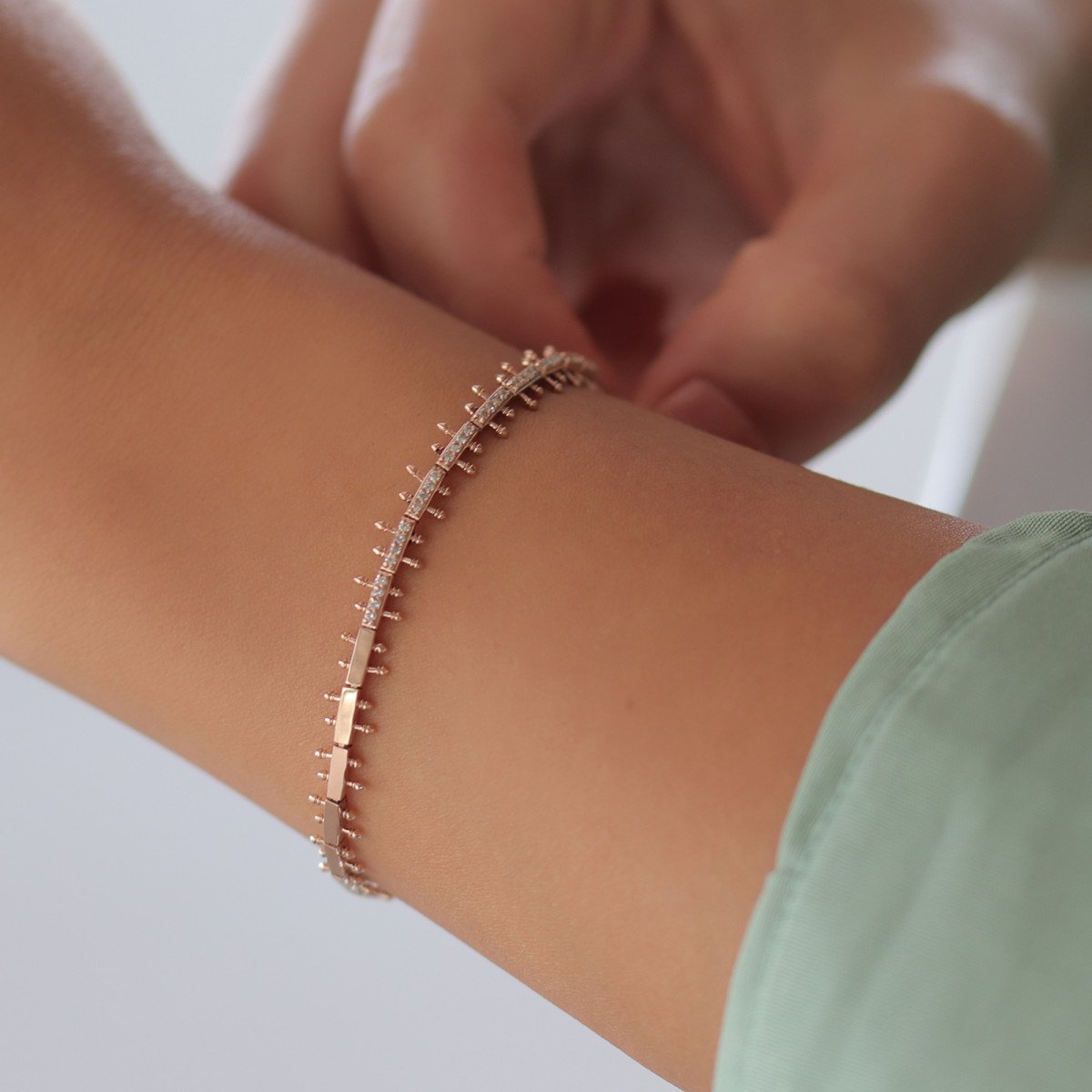 Yarım Tur Pırlanta Bileklik