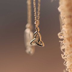 Annelik Düğümü Kolye