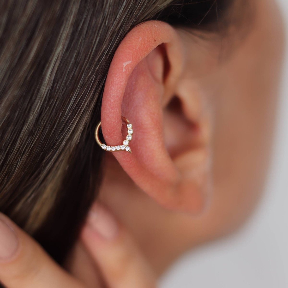 Sıra Taşlı Halka Piercing