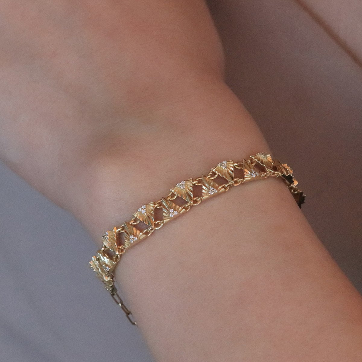 Sıralı Üçgen Pırlanta Bileklik