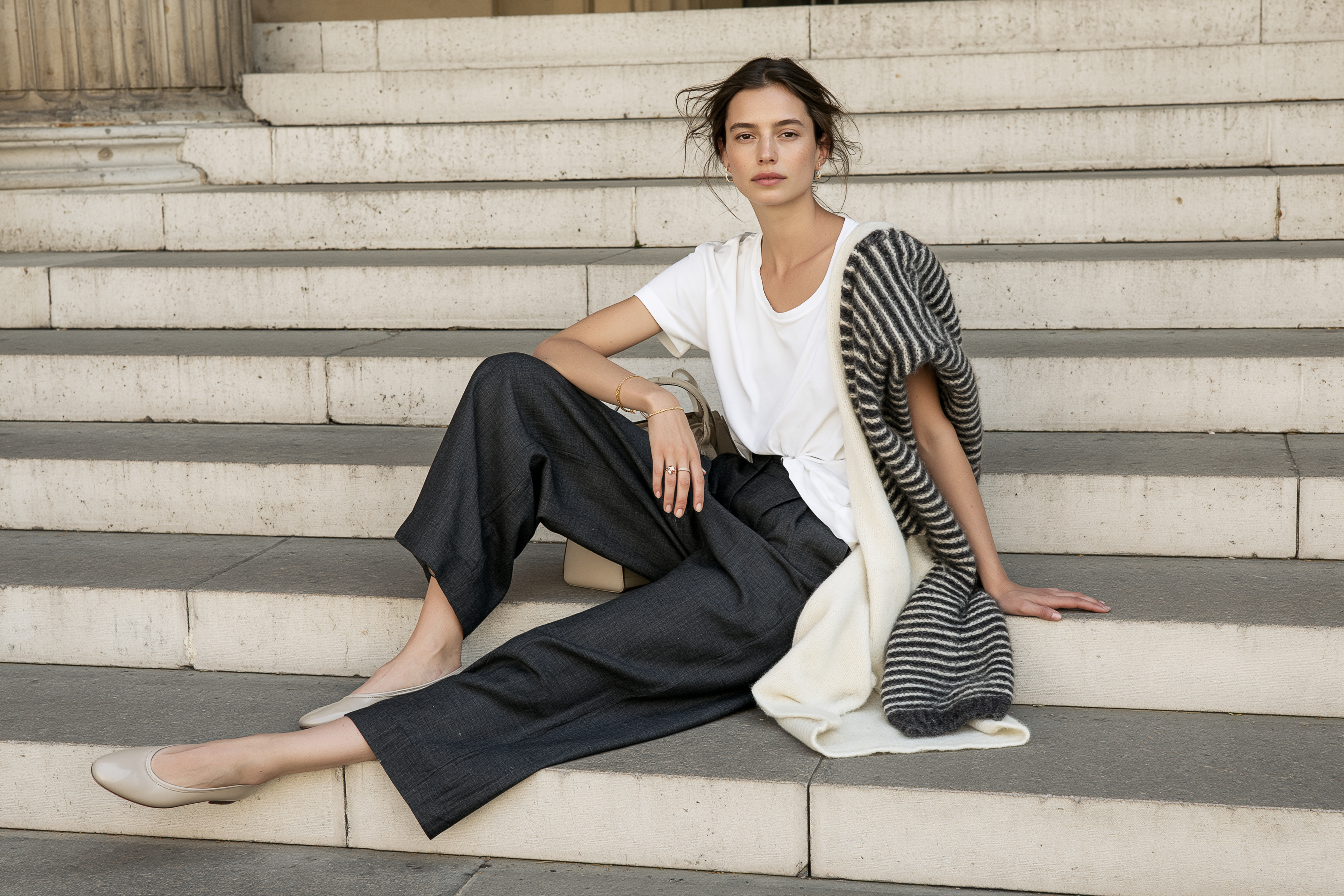 Beyaz tişört, dökümlü pantolon ve sade altın takılarla kinda chic günlük stil