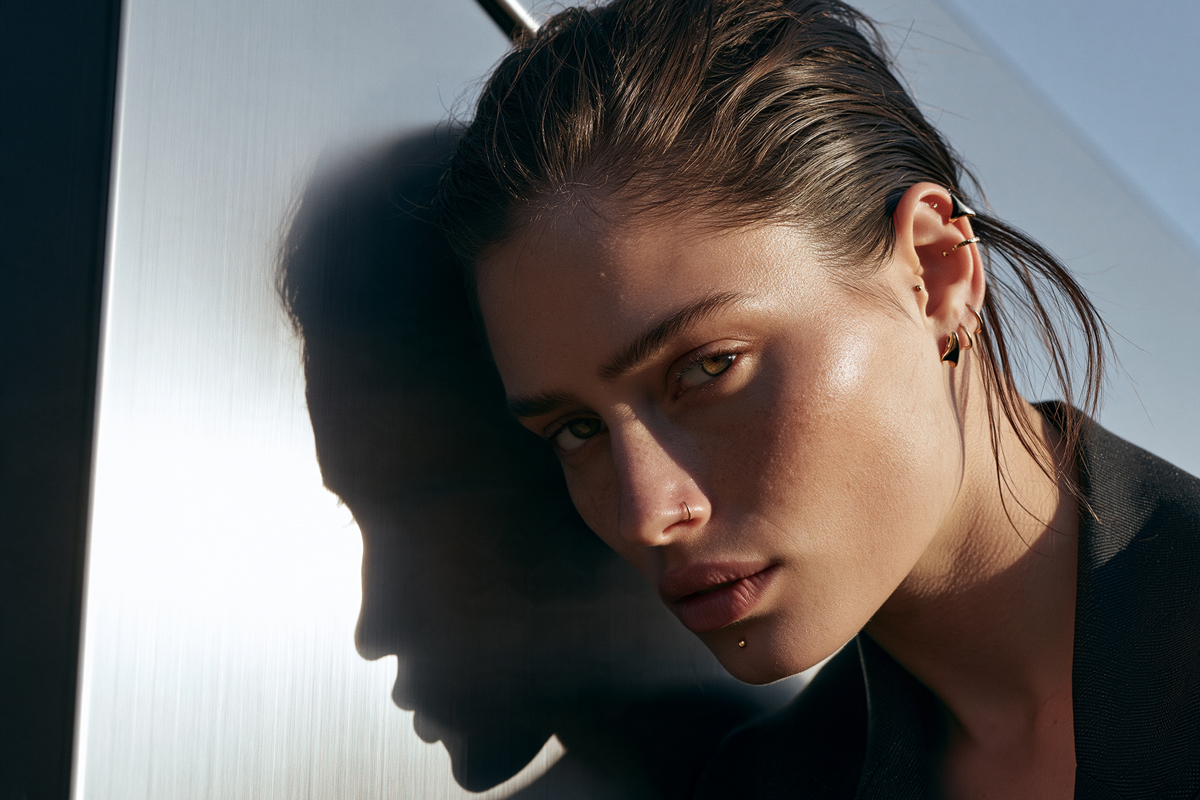 Helix, tragus, conch ve lobe bölgelerinde minimal piercing kullanımı